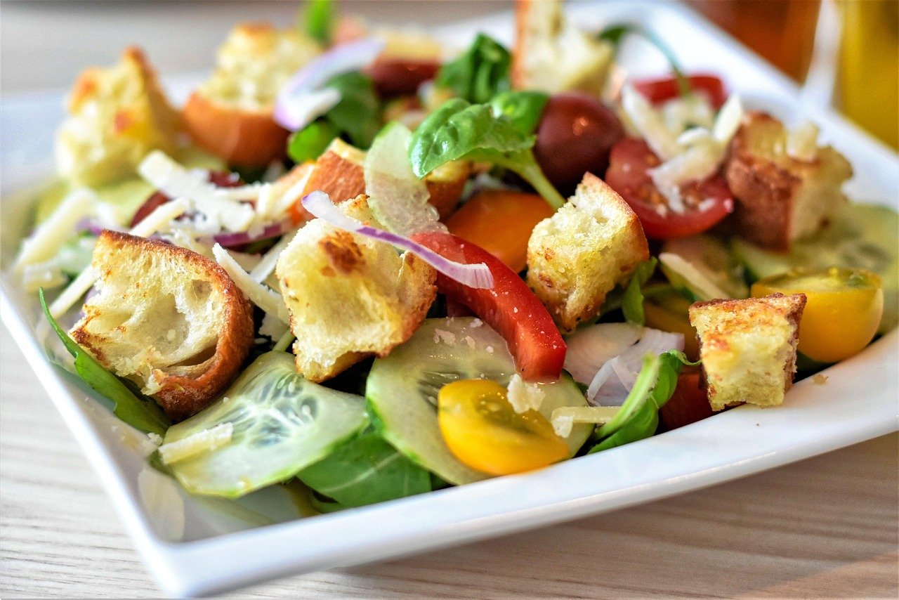 Salada de Grão-de-Bico com Frango Desfiado e Molho de Iogurte: Guia Completo de Meal Prep