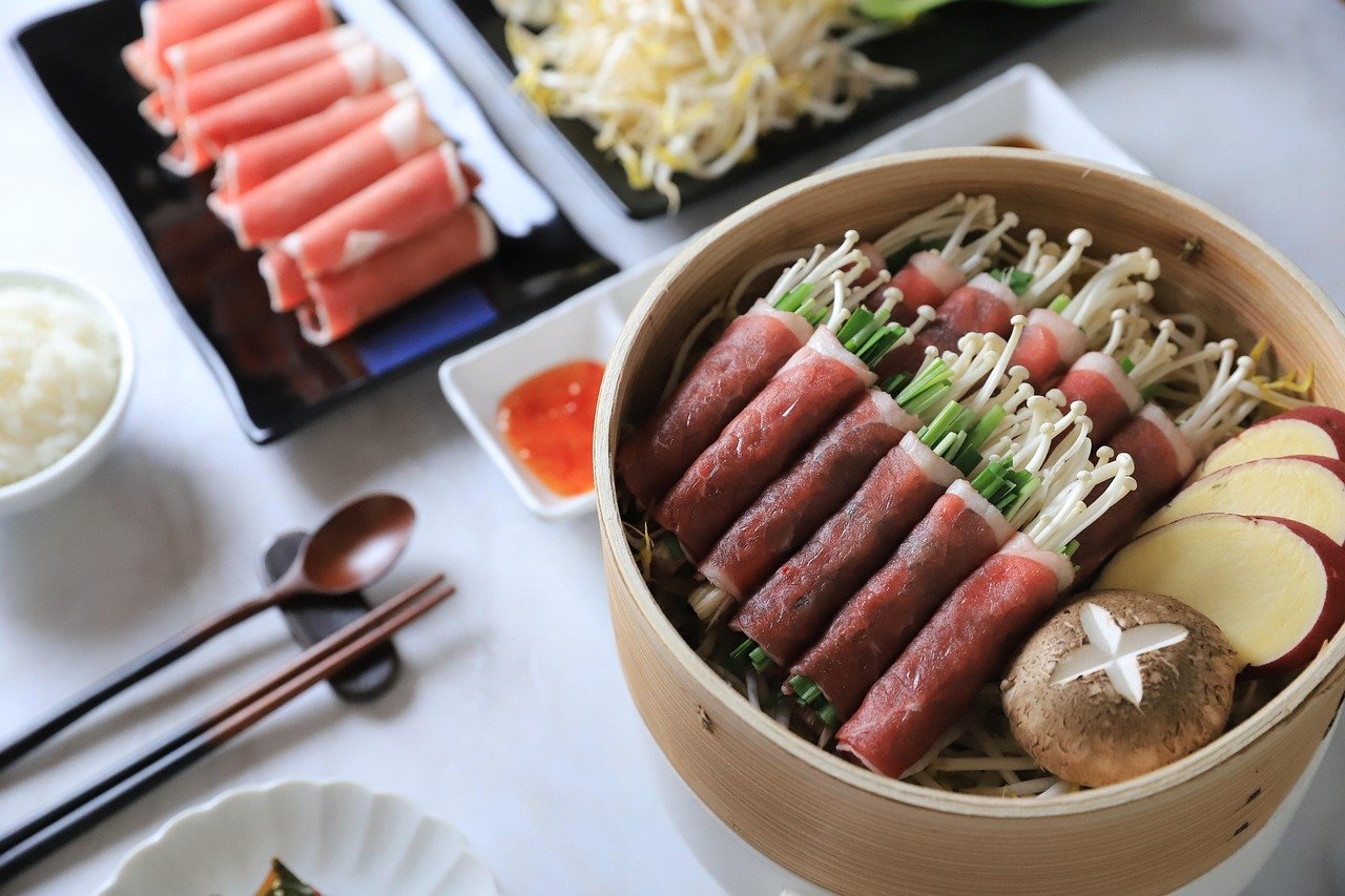 Tofu dourado com brócolis e gergelim