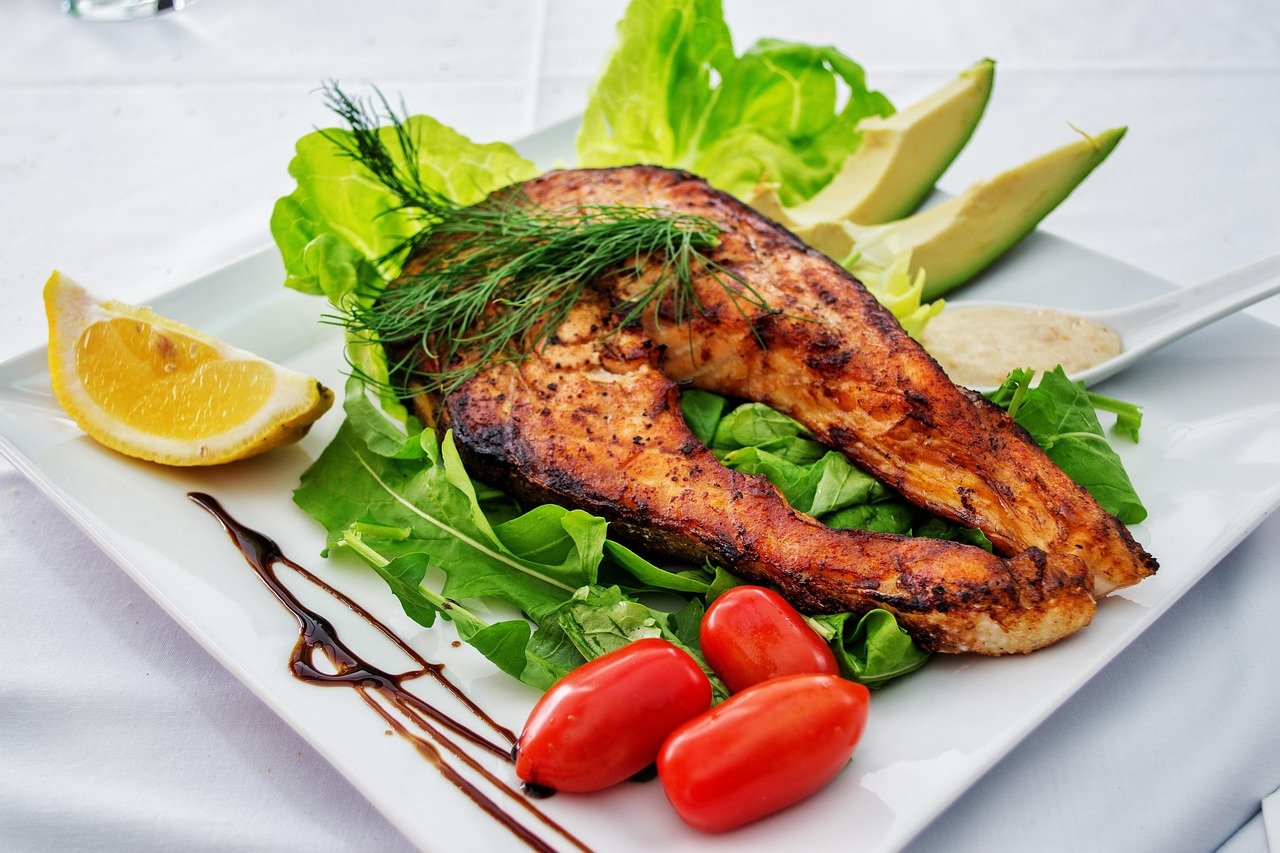 Peixe grelhado com molho de iogurte e ervas