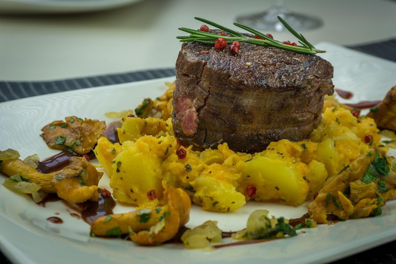 Picadinho de Carne com Molho de Cogumelos e Purê de Inhame: Receita e Meal Prep