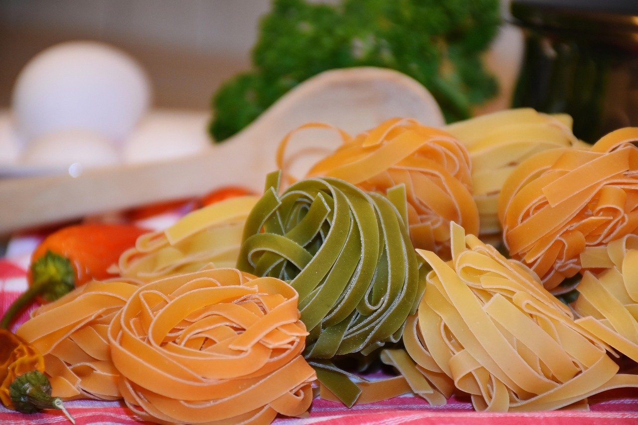 Ovos ao forno com espinafre e tomate