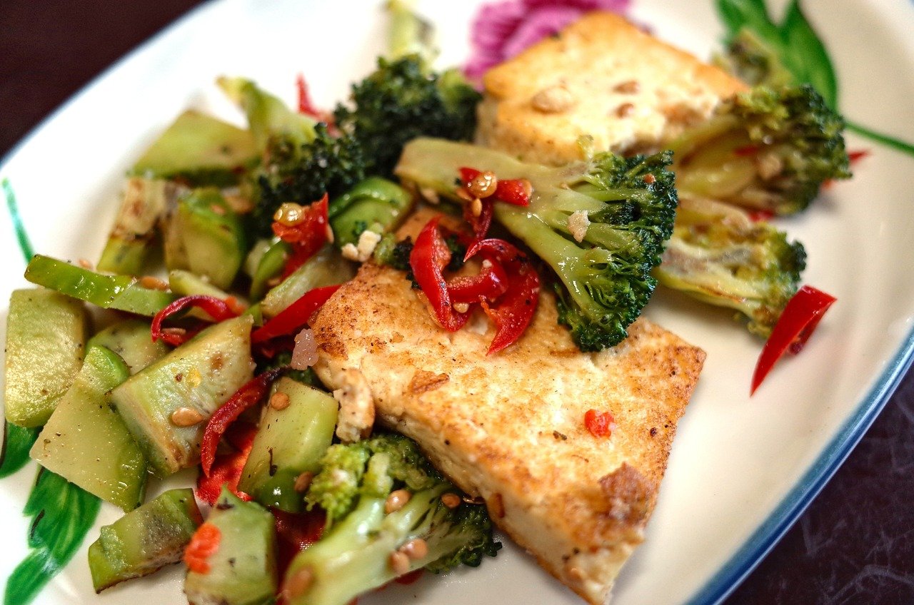 Tofu dourado com brócolis e gergelim