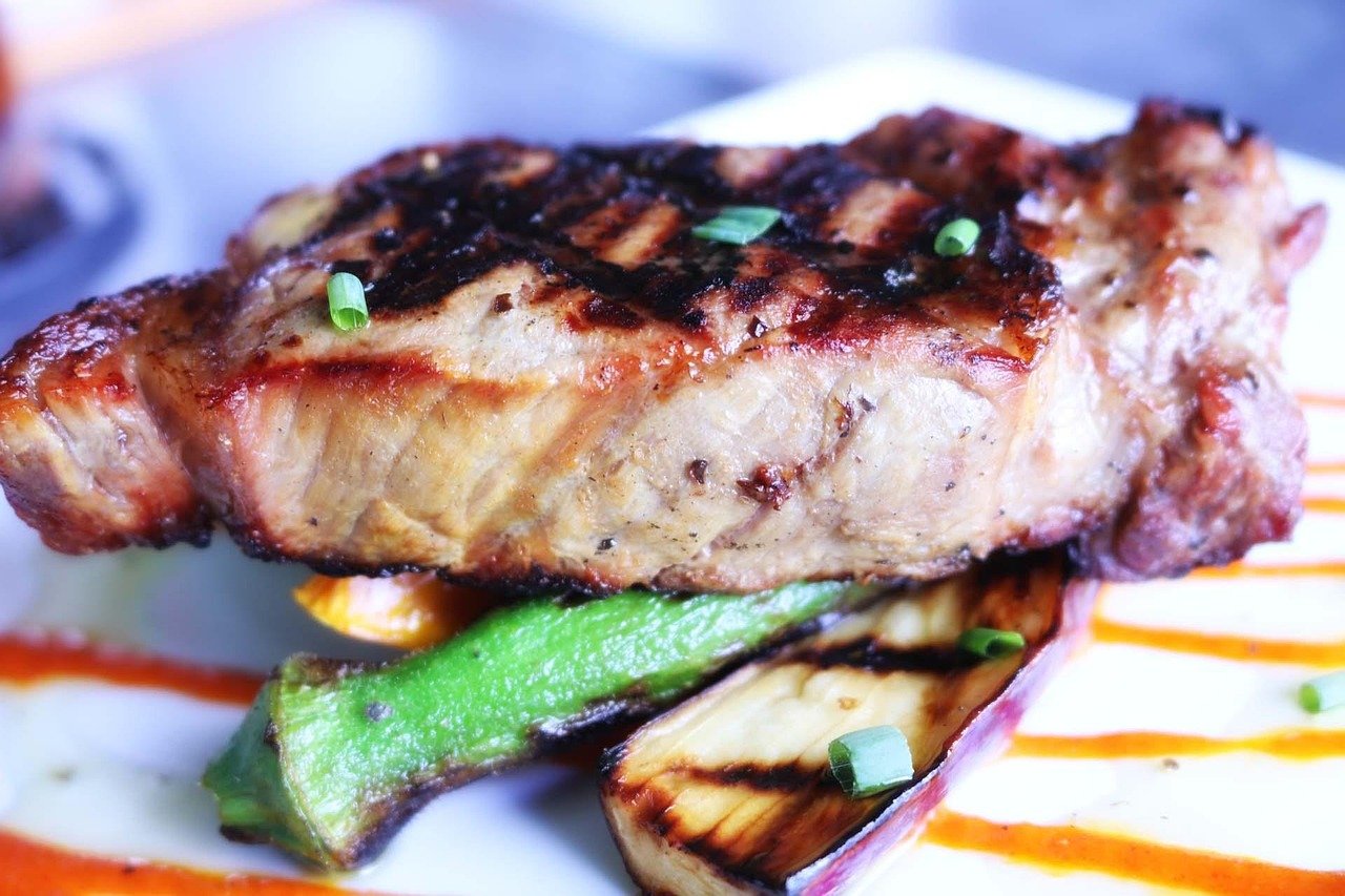 Peixe grelhado com molho de iogurte e ervas