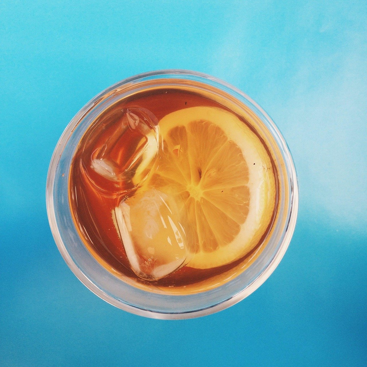 Chá gelado de hibisco com laranja