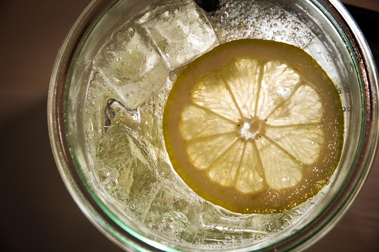 Suco verde de abacaxi, couve e limão