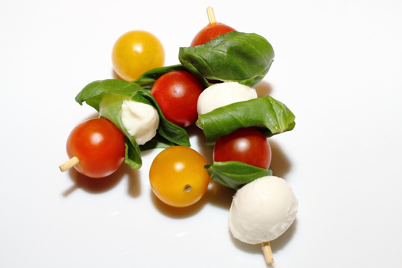 Espetinho caprese com queijo branco