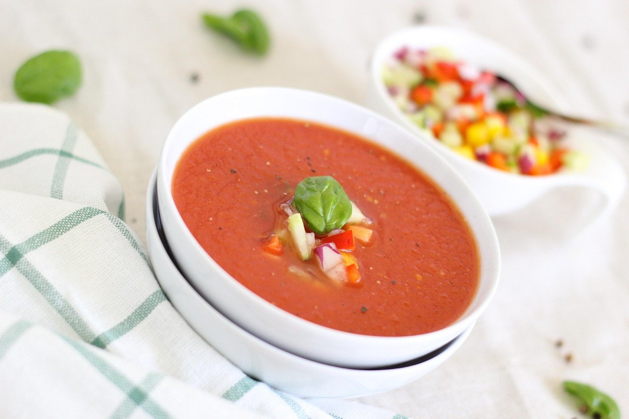 Sopa de tomate assado com manjericão