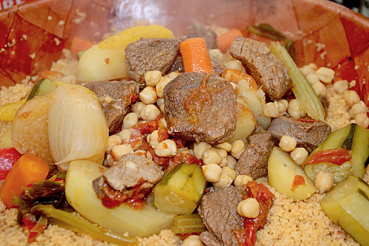 Cuscuz marroquino com grão-de-bico e legumes
