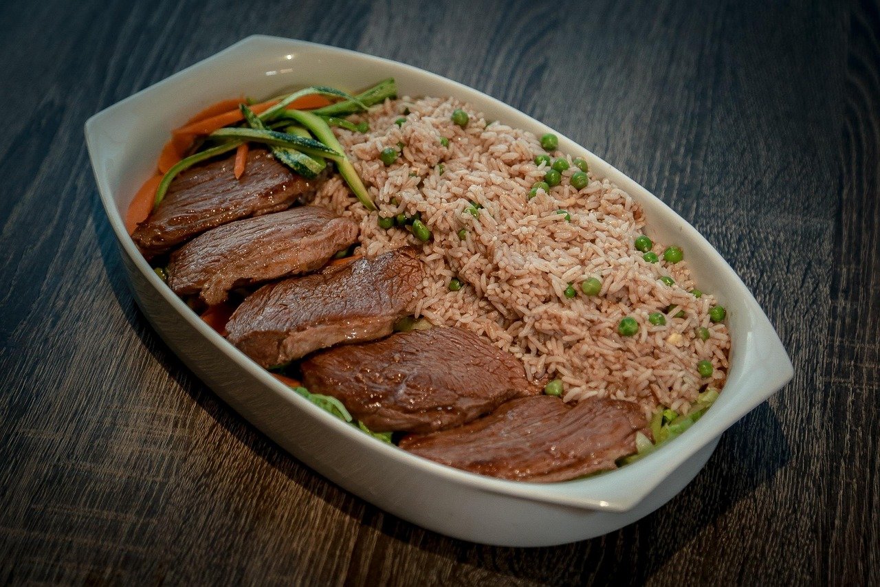 Marmita de carne em tiras com arroz integral e abobrinha
