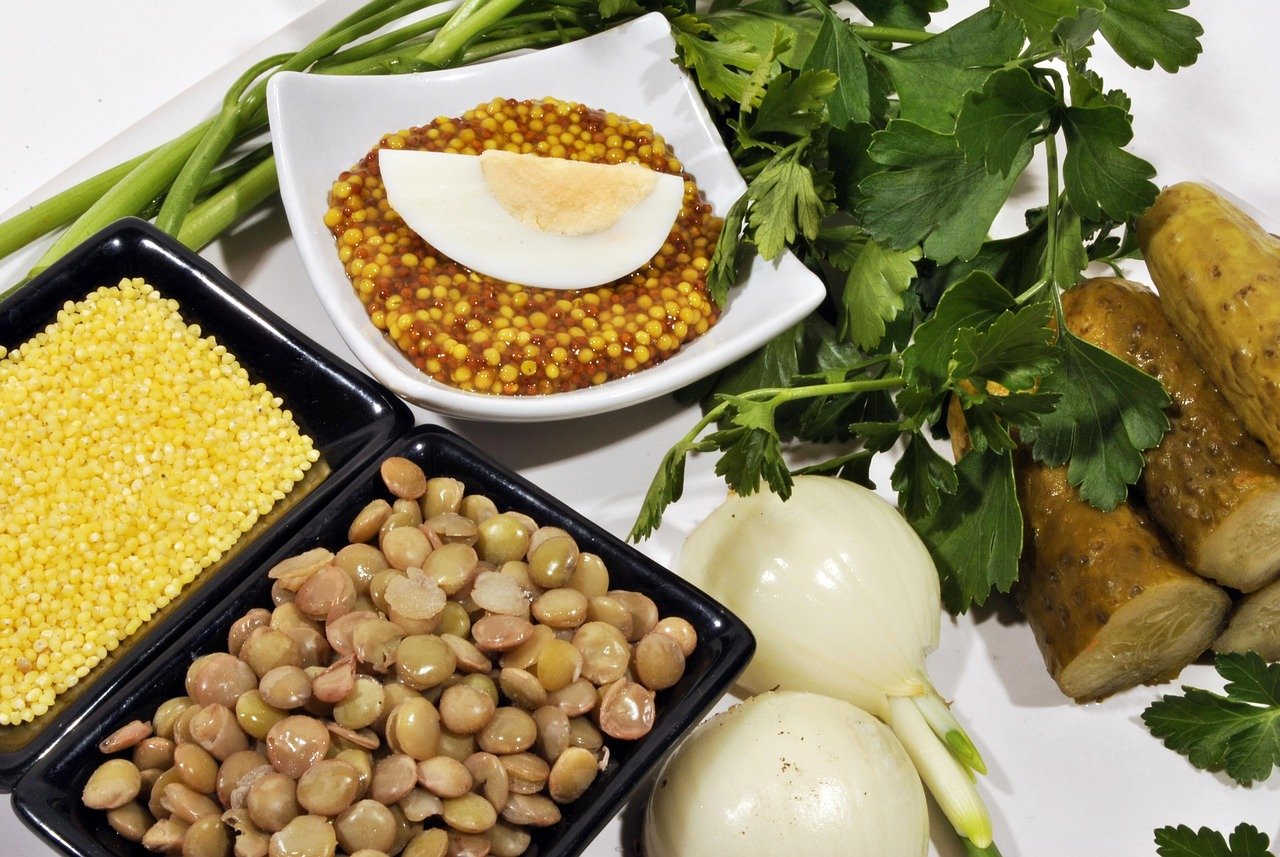 Lentilha com legumes e ovo pochê