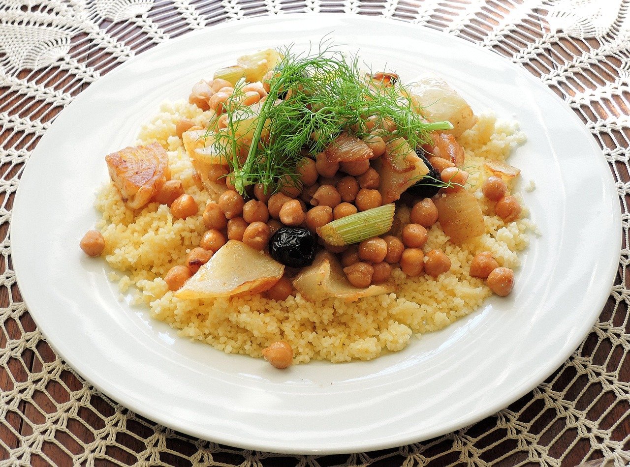 Cuscuz com ovos mexidos e tomate