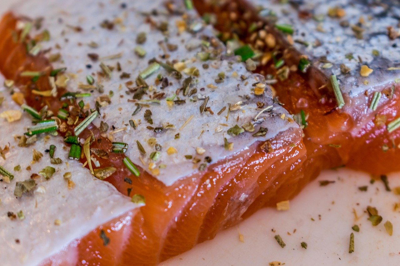 Tilápia assada com ervas e legumes