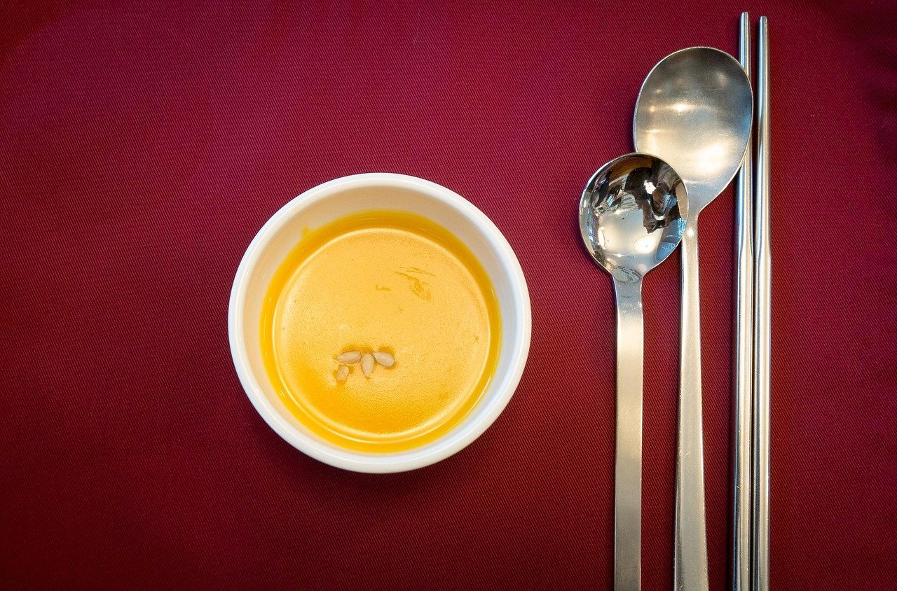 Sopa cremosa de abóbora com gengibre e frango