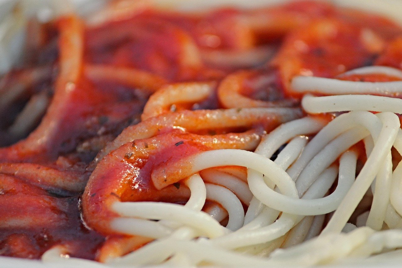 Macarrão integral com molho de tomate e atum