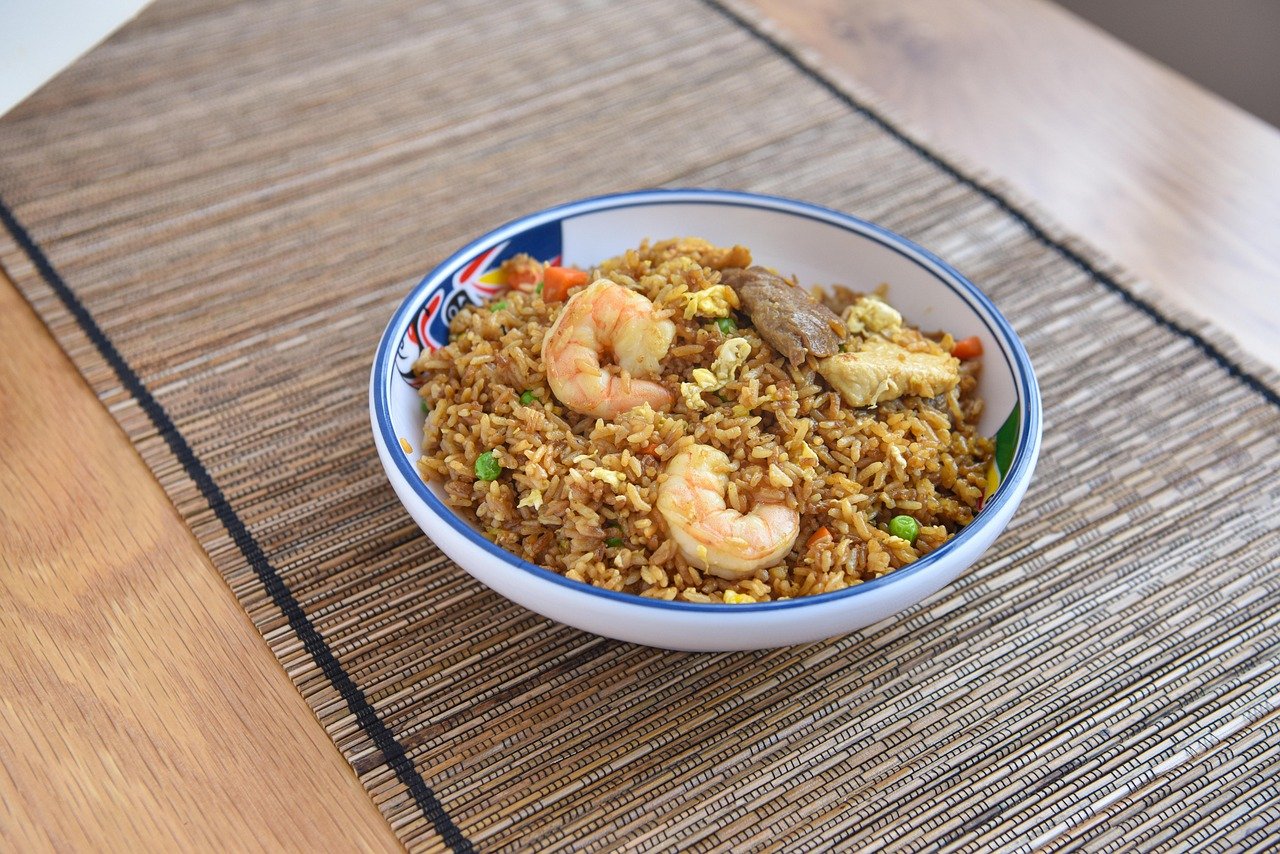 Arroz integral com frango e brócolis em uma panela