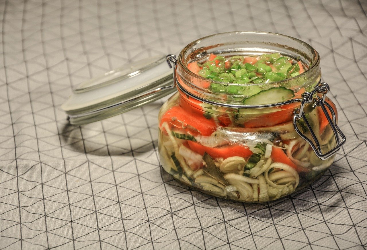 Salada no pote com grão-de-bico e atum