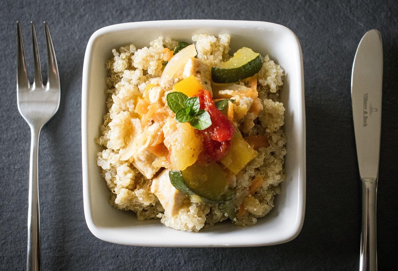 Bowl de quinoa com frango e legumes coloridos