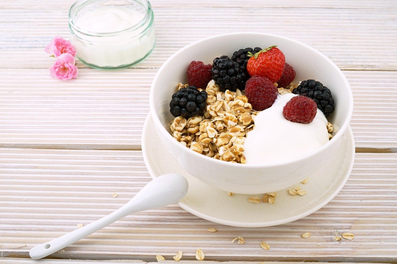 Iogurte com frutas e granola caseira sem excesso de açúcar
