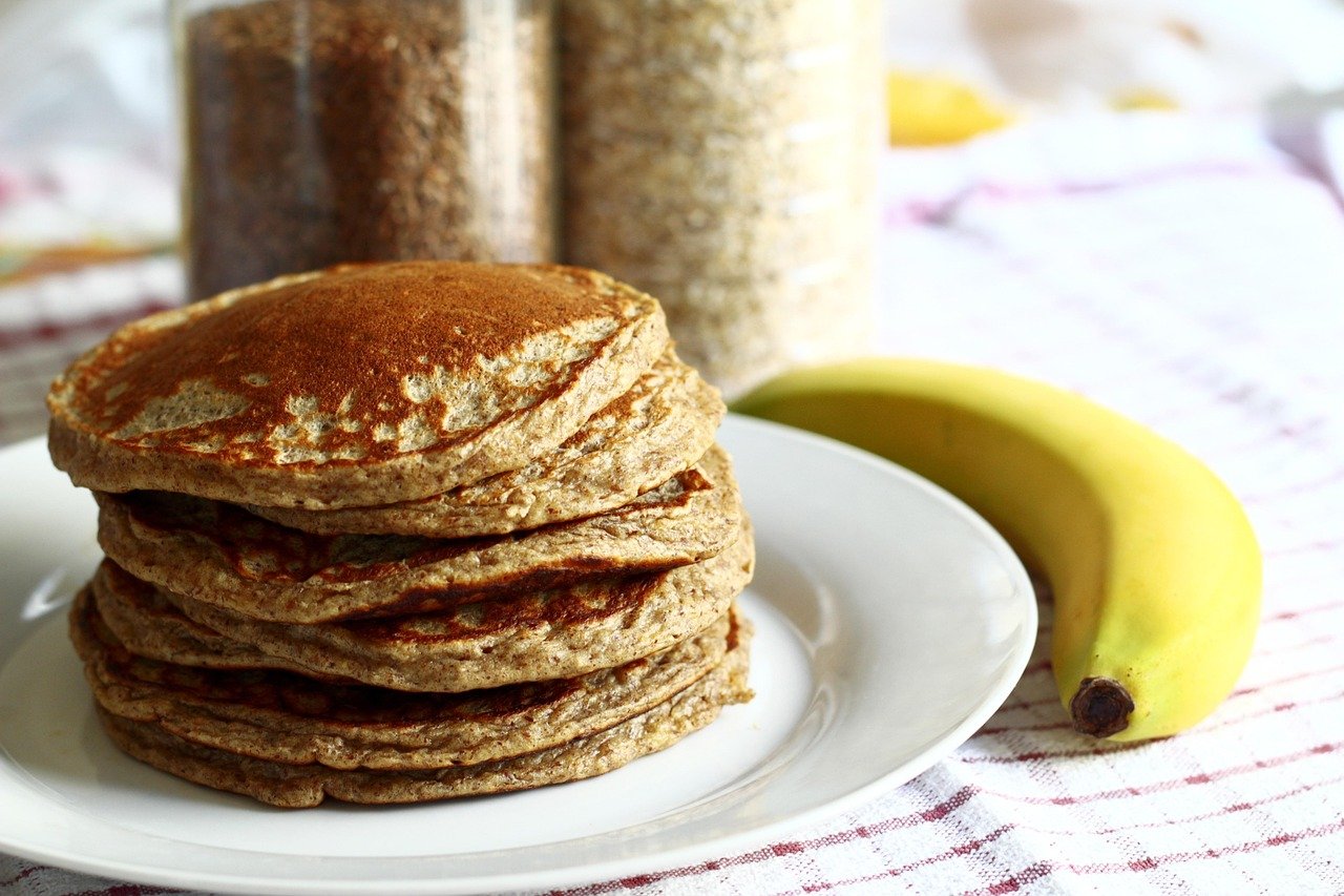 Panqueca proteica de banana e aveia para o café da manhã