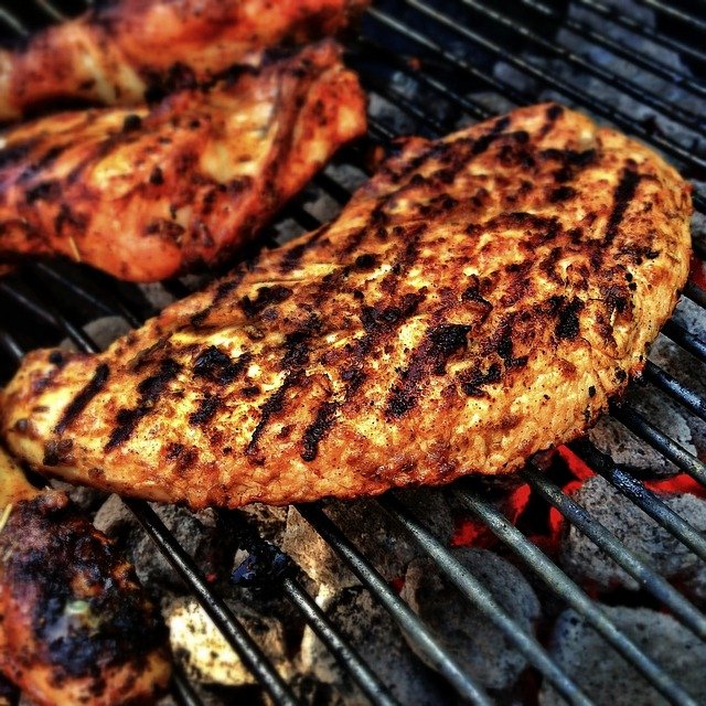 Frango Desfiado Crocante com Crosta de Castanhas: Receita e Meal Prep