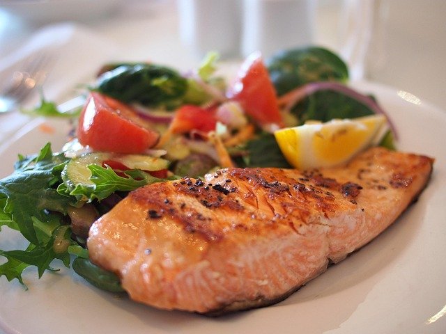 Salmão Grelhado com Crosta de Ervas e Purê de Couve-Flor: Guia de Refeição Proteica