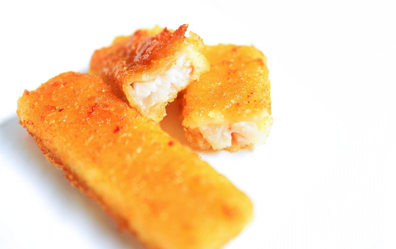 Tirinhas de Tilápia Assada com Crosta de Gergelim e Purê de Ervilha: Receita e Meal Prep
