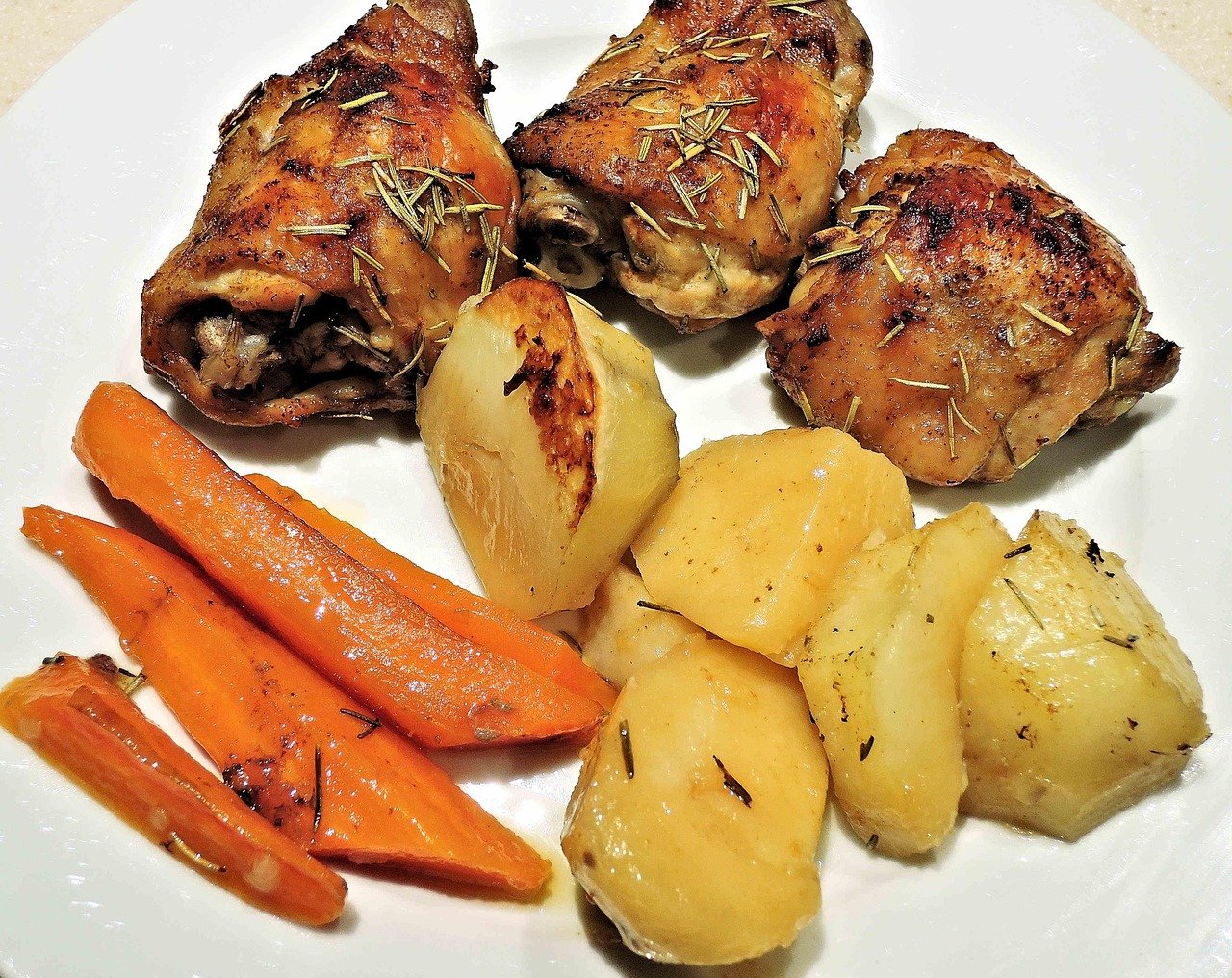 Sobrecoxas Assadas com Crosta de Mostarda e Ervas: Receita e Meal Prep