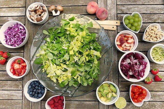 Salada de Grão-de-Bico com Frango Desfiado e Molho de Iogurte: Guia Completo de Meal Prep