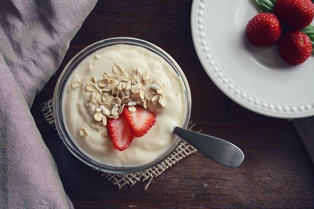 Iogurte com frutas e granola caseira sem excesso de açúcar