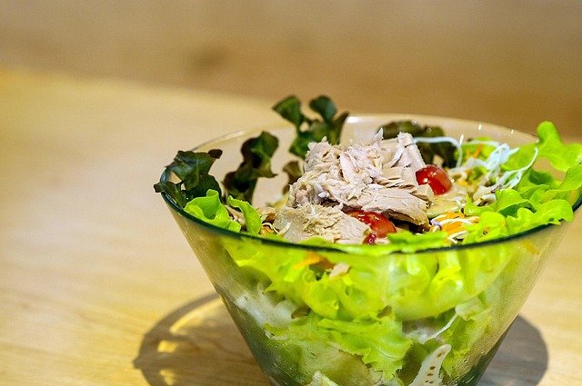 Salada no pote com grão-de-bico e atum