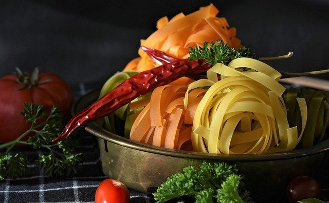 Macarrão integral com molho de tomate e atum