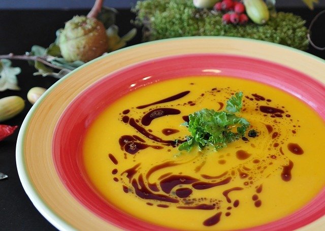 Sopa cremosa de abóbora com gengibre e frango