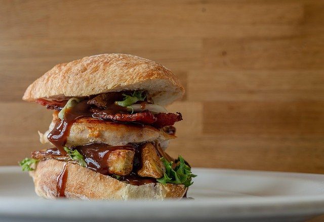 Hambúrguer caseiro de frango com aveia