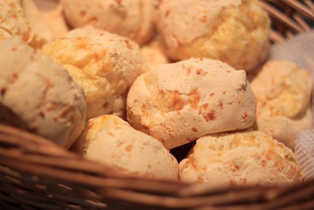 Pão de queijo de frigideira com três ingredientes
