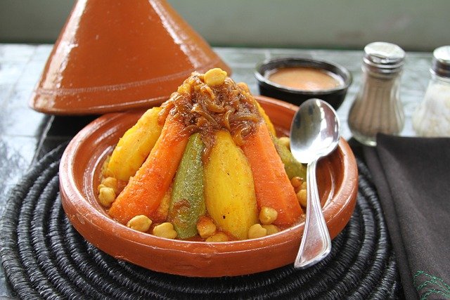 Cuscuz marroquino com grão-de-bico e legumes