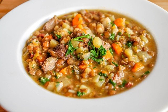 Sopa de lentilha com cenoura e couve