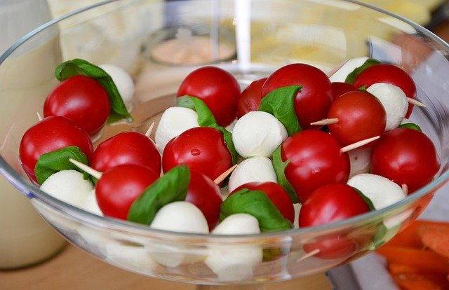 Espetinho caprese com queijo branco