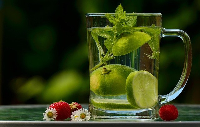 Água aromatizada com abacaxi, hortelã e gengibre