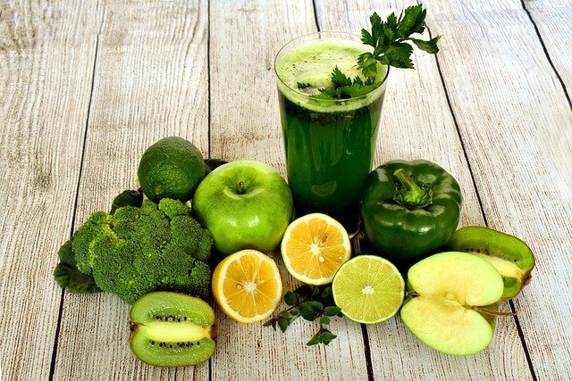 Suco verde de abacaxi, couve e limão