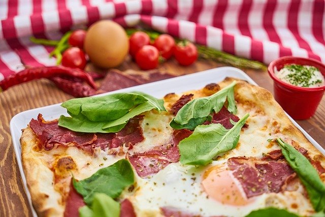 Ovos ao forno com espinafre e tomate