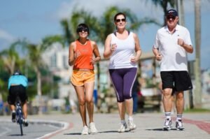 Caminhada Emagrece? Benefícios e Como Potencializar Resultados mulher caminhando