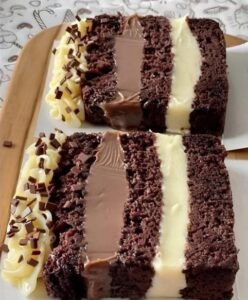 bolo de chocolate com brigadeiro branco